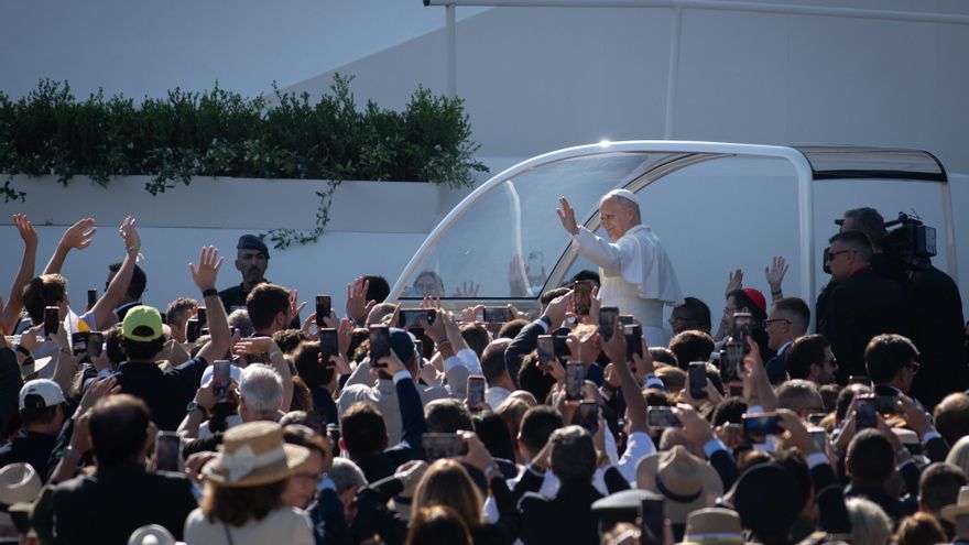 El Papa León XIV llega en papamóvil a la Plaza de Cibeles, en Madrid.
