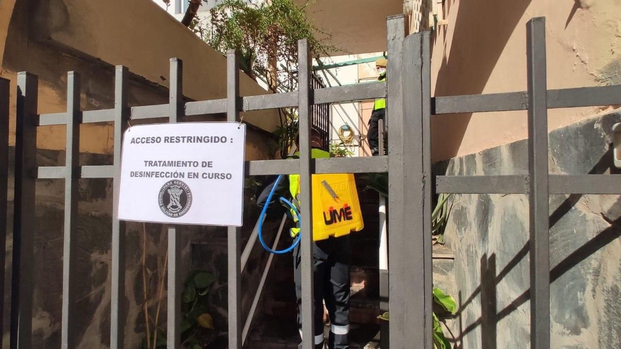 Efectivos de la UME desinfectan el centro de menores Aloe-monoparental en Tenerife.