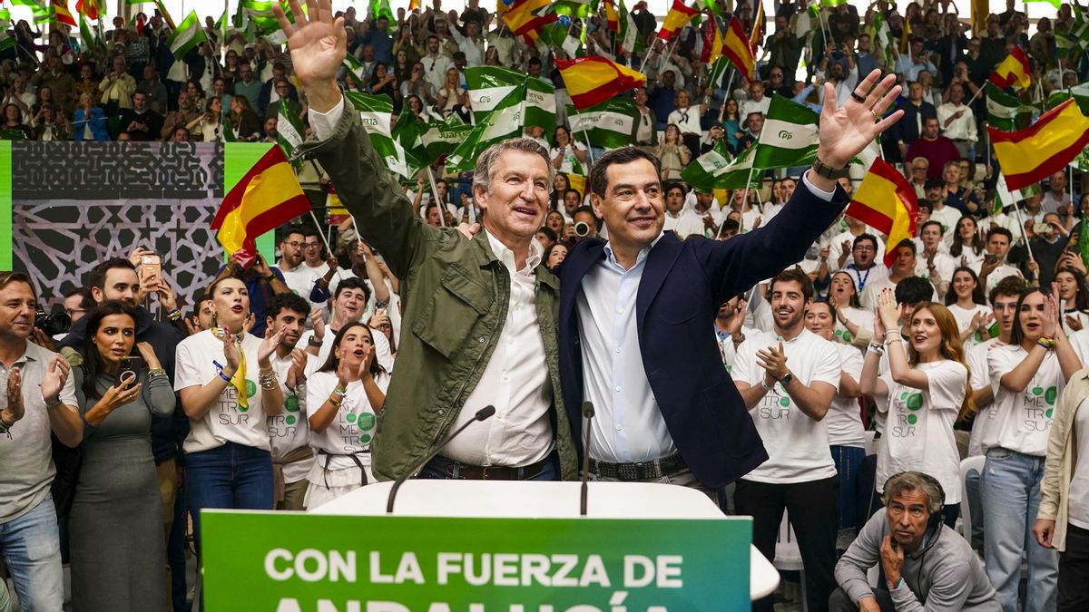 Archivo - El presidente de la Junta, Juanma Moreno, (d) y el presidente del Partido Popular, Alberto Núñez Feijóo, (i) durante un acto de campaña en Málaga (Andalucía, España)., el pasado mes de mayo.