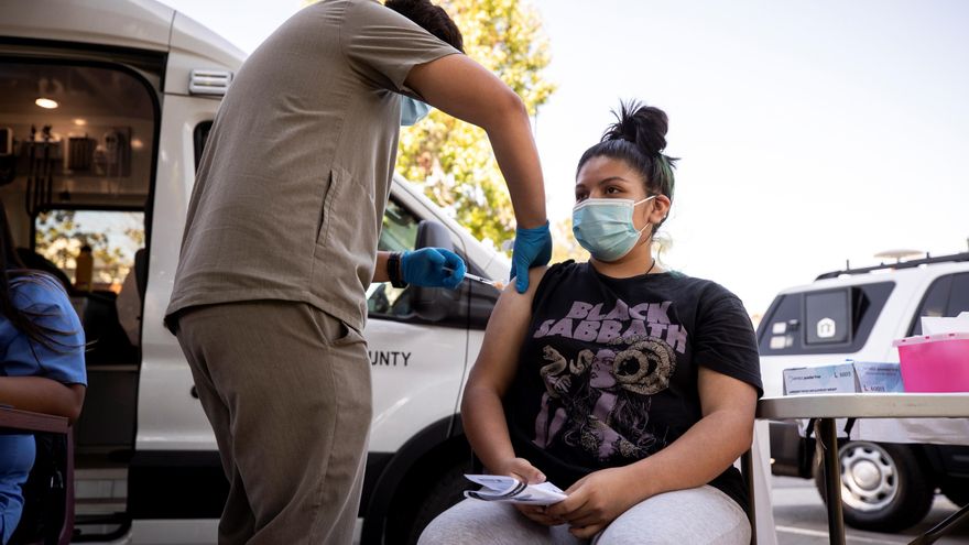 La variante delta del coronavirus está generando una grave alarma en América por su facilidad de contagio y propagación sobre todo en EE.UU., que alcanzó cifras de récord, y México, que sufre una tercera ola. EFE/EPA/ETIENNE LAURENT