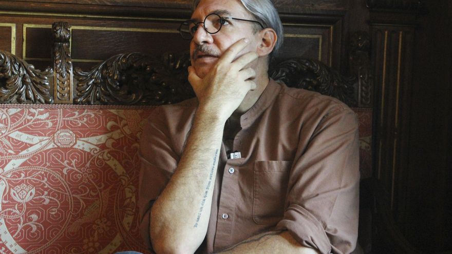 "México es un país de zanjas y de fosas comunes", dice el escritor Emiliano Monge