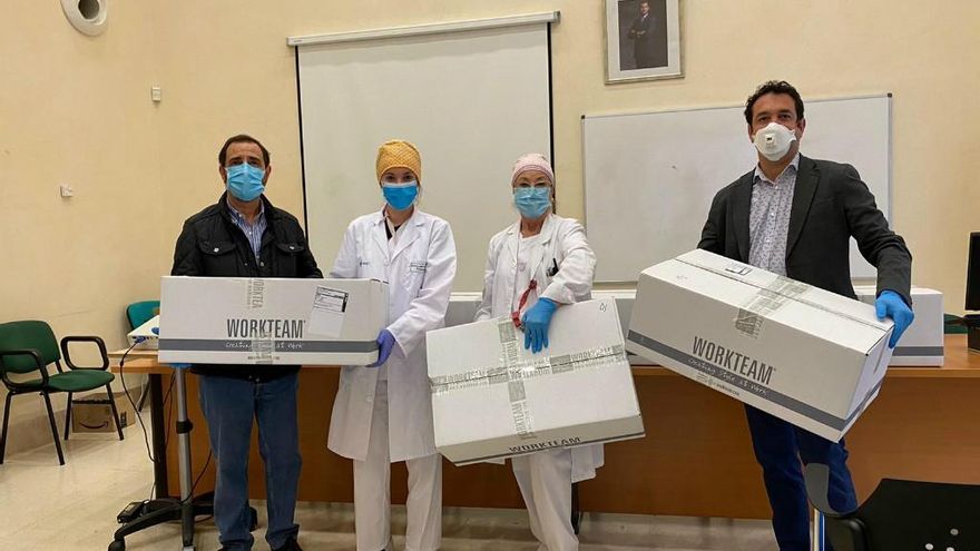 Representantes de los Colegios de Veterinarios y de Enfermería, durante la entrega del material.