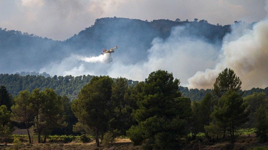 Tres embalses catalanes ya no permiten cargar agua a hidroaviones: “Perdemos el mejor recurso contra los incendios”