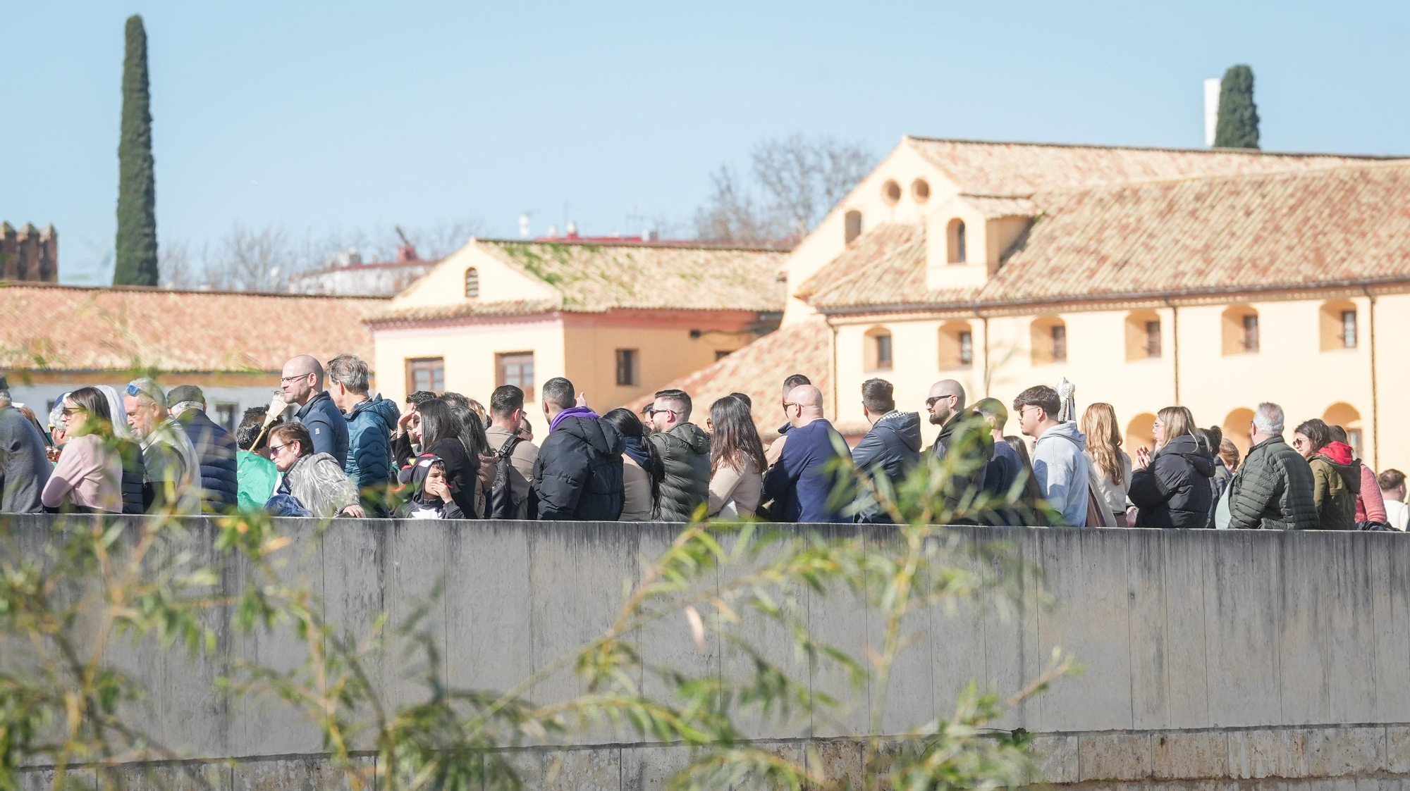 Pasacalles de Carnaval en el Puente Romano