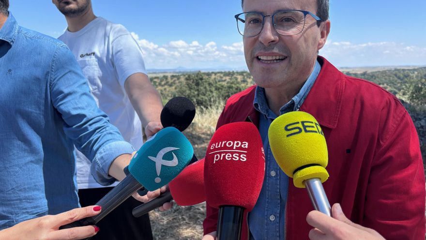 El secretario general del PSOE de Extremadura, Miguel Ángel Gallardo, atiende a los medios de comunicación