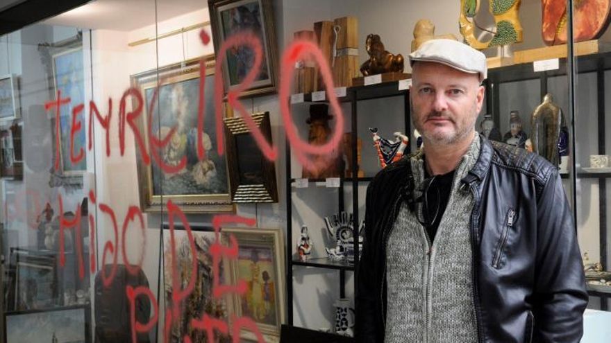 Pintada y amenazas de muerte contra el escultor que dibujó sobre la tumba de Franco