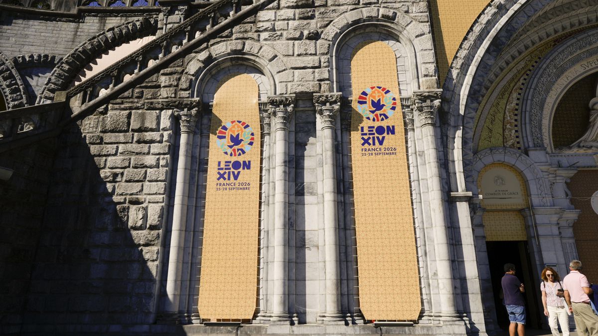 A dos días de la llegada del papa León XIV a Lourdes, al suroeste de Francia, el Santuario de Nuestra Señora de Lourdes se encuentra con los mosaicos de sus puertas y de la fachada principal, obra del artista y sacerdote esloveno Marko Rupnik, cubiertos tras las acusaciones de agresiones sexuales y psicológicas de varias personas. 