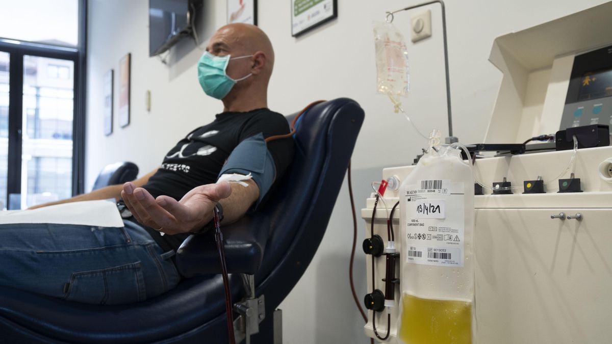 El médico Nacho del Campo donando plasma con anticuerpos