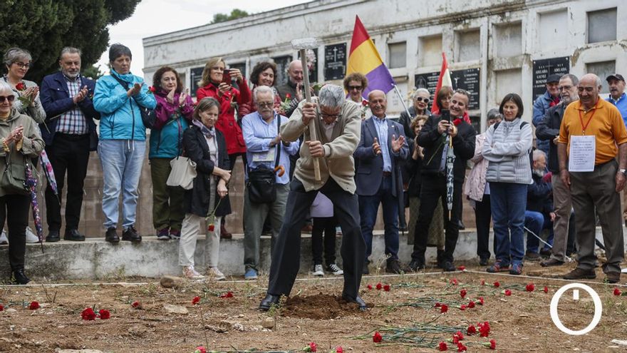 El acto que da inicio a la exhumación de las víctimas del franquismo en Córdoba, en imágenes