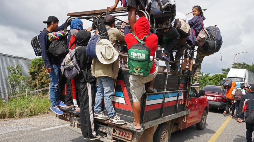 La caravana migrante sigue su paso por el sur de México en camiones y a pie