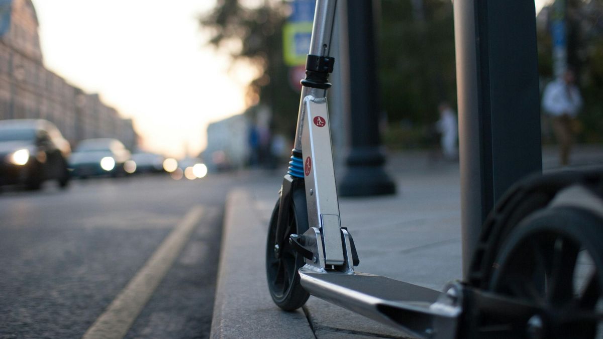 Un patinete eléctrico en una vía urbana