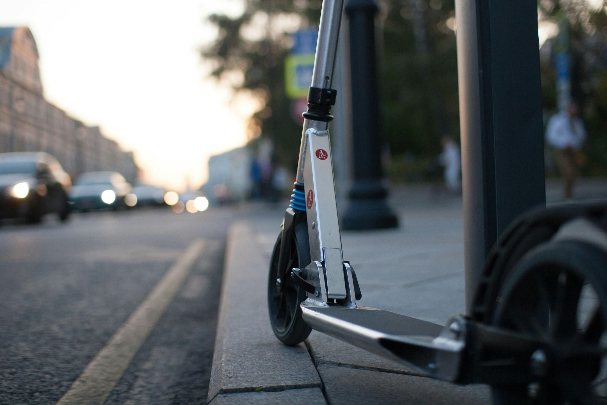 Un patinete eléctrico en una vía urbana