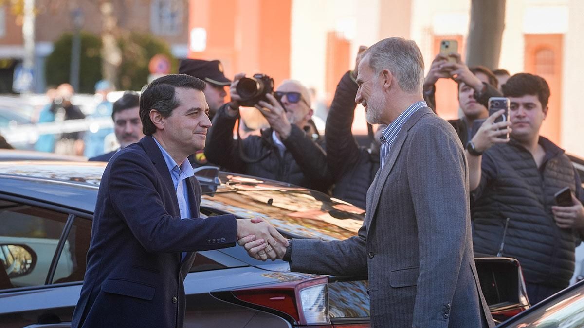 Los Reyes Felipe y Letizia visitan a los familiares que buscan a sus seres queridos