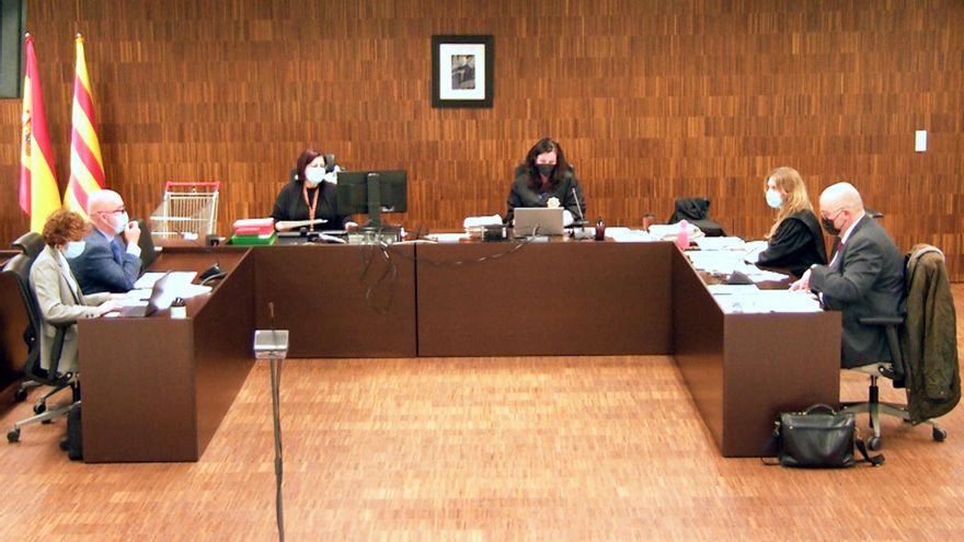 Torra planta a la jueza y su abogado compara a la Fiscalía con Putin en el juicio por la pancarta de los presos