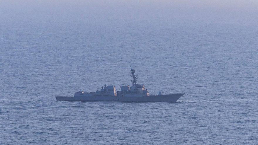 El destructor de misiles guiados Spruance (DDG 111) estadounidense durante el bloqueo a barcos iraníes el 15 de abril en el estrecho de Ormuz.