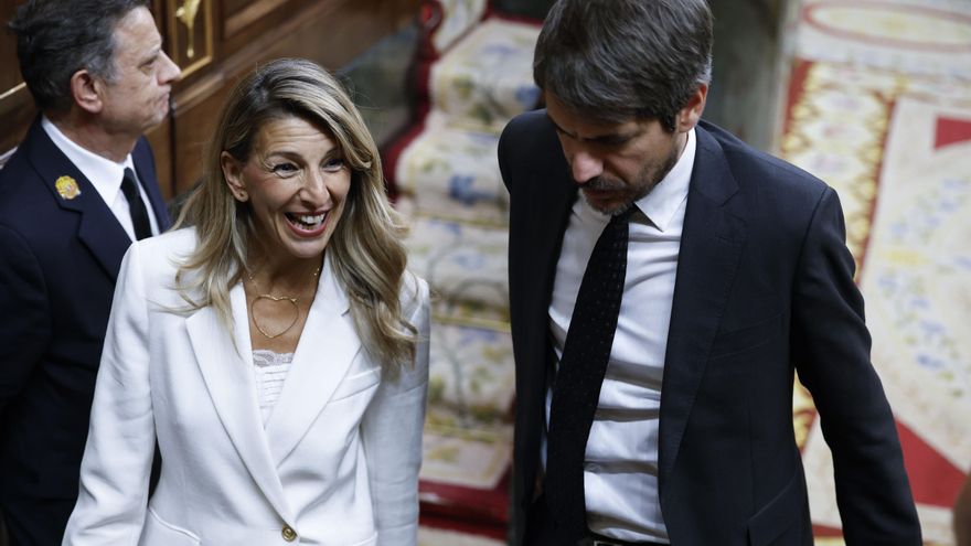 Yolanda Díaz conversa con el ministro de Cultura, Ernest Urtasun durante la sesión de control al gobierno celebrada este miércoles en el Congreso.