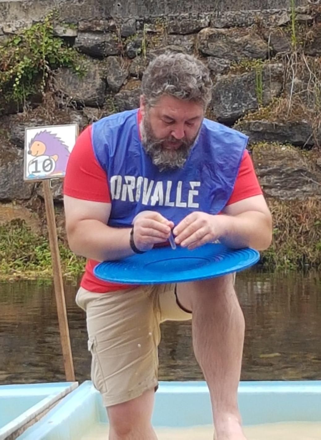 César Castaño bateando