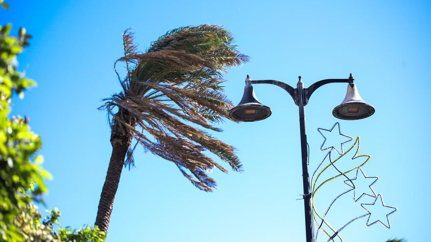 Fuerte oleaje y rachas de viento de más de 80 kilómetros por hora en la costa este de La Palma debido a los efectos de la borrasca Emilia, en aviso naranja decretado por la Aemet.
