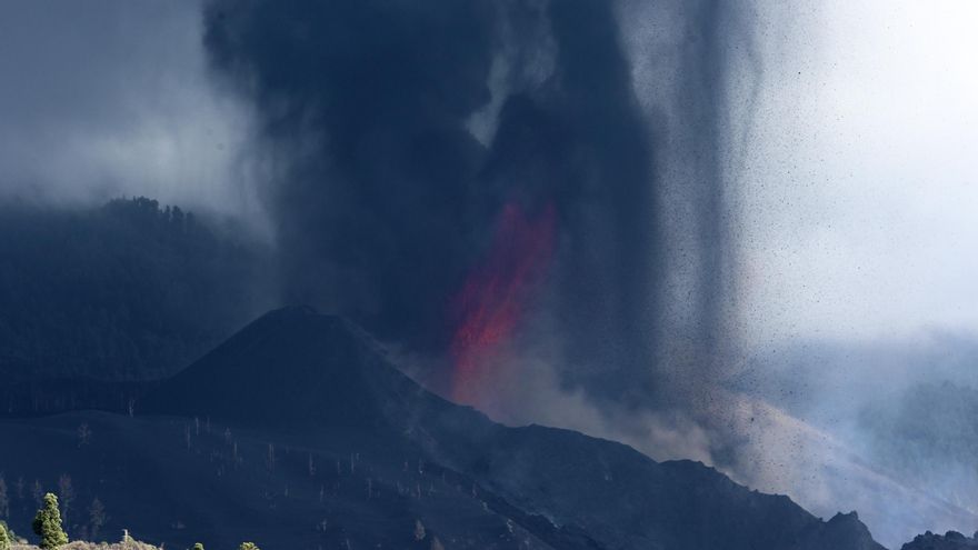 El cono del volcán de La Palma se rompe y libera una gran colada de lava