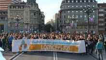 Imagen de la cabecera de la manifestación que recorrió Bilbao contra la aplicación de la LOMCE.