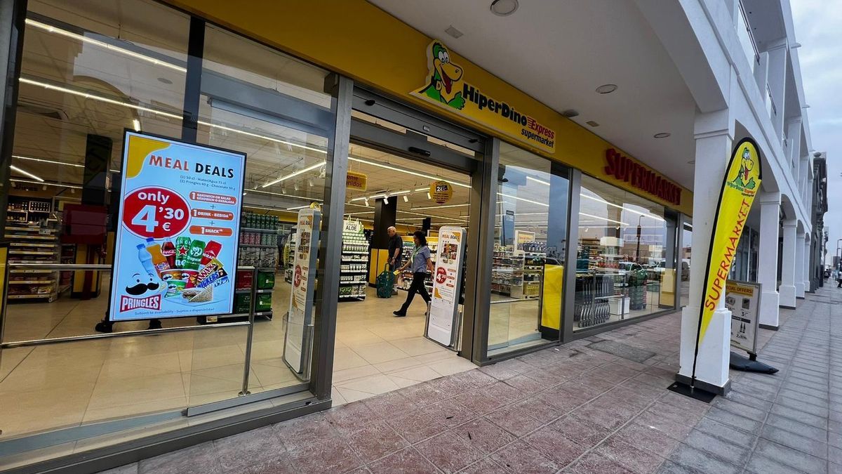 Entrada a la tienda HiperDino de El Cotillo, reformada.