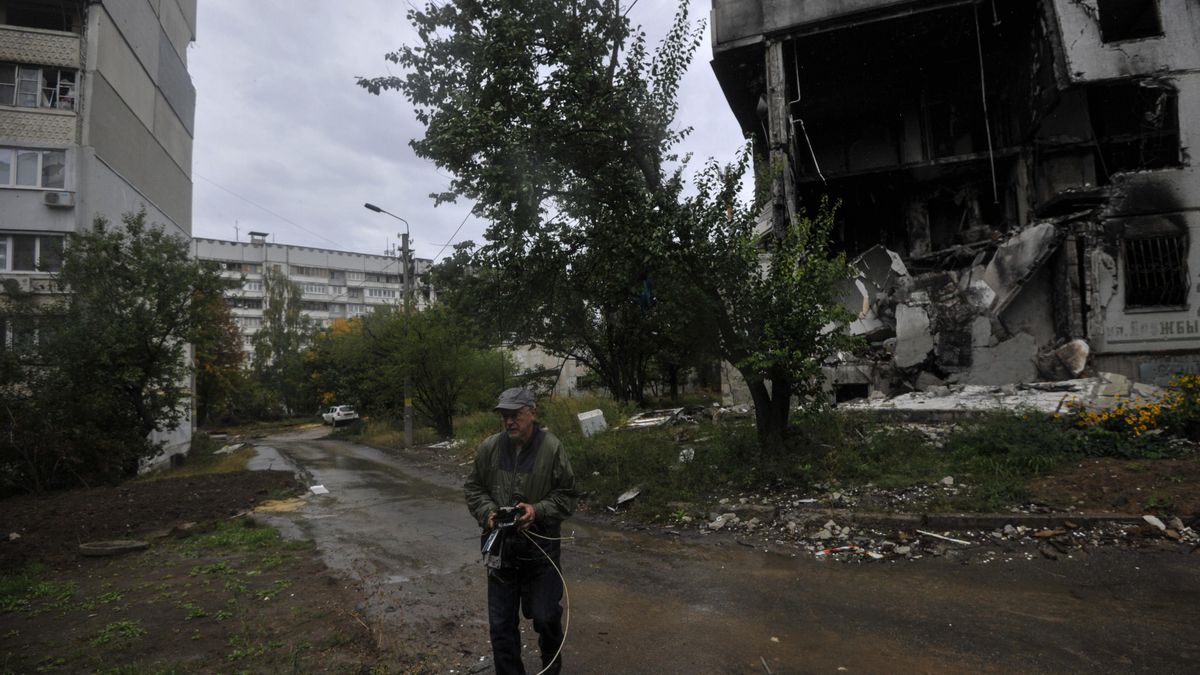 Un hombre pasea junto a un edificio destruido en Járkov.