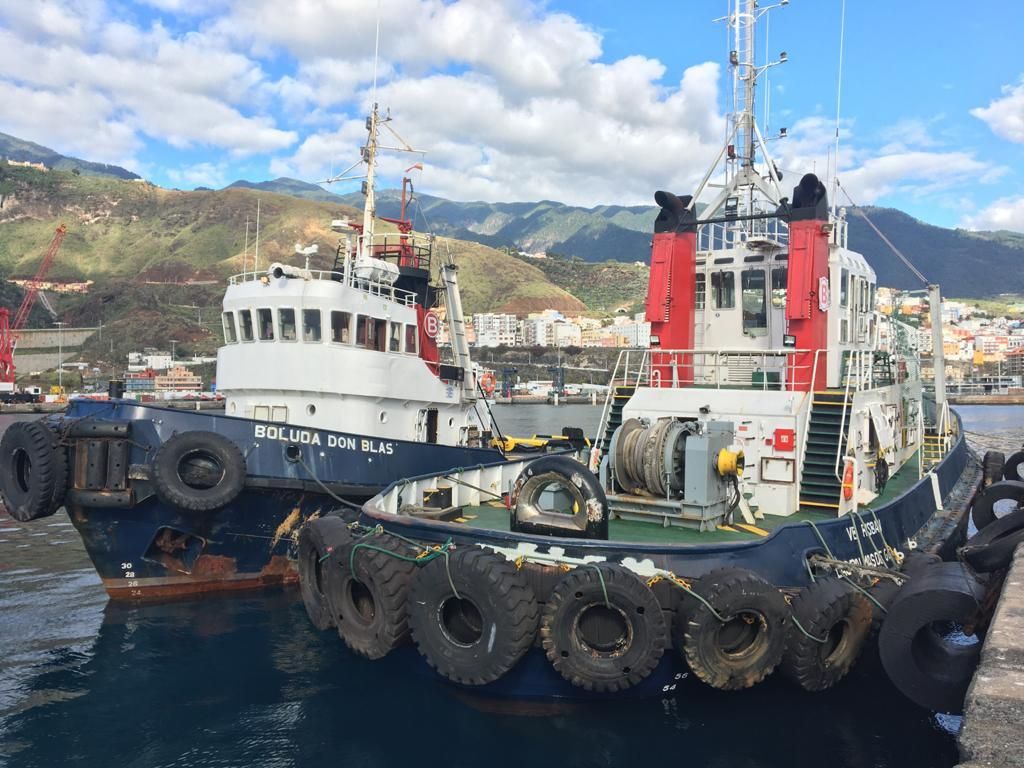 El remolcador 'Boluda Don Blas' junto al 'VB Risban', este jueves, en el Puerto de Santa Cruz de La Palma.