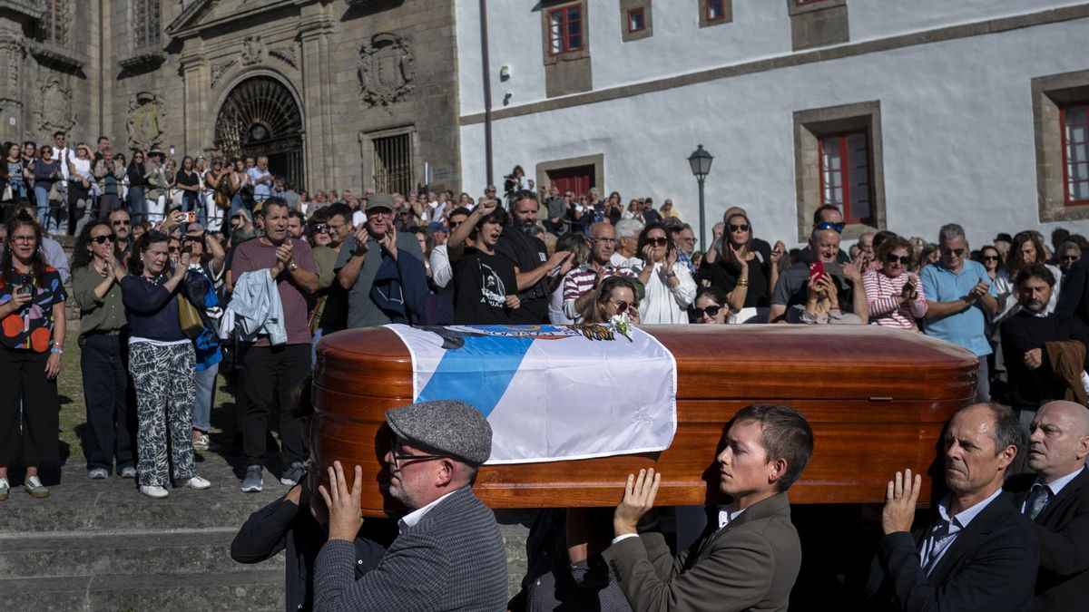 La multitud aplaudió durante casi 20 minutos a la salida del féretro de Beiras, que fue enterrado en el cementerio compostelano de Boisaca.