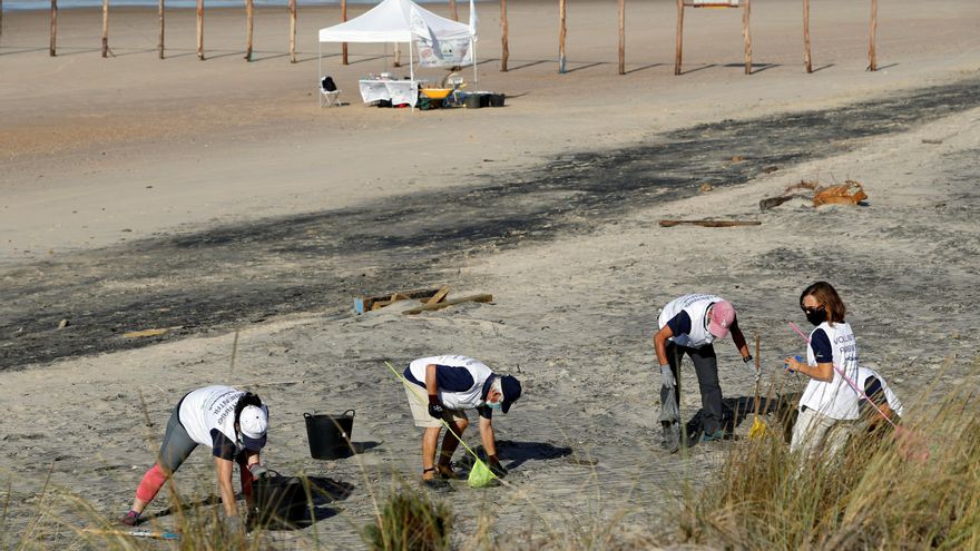 Bastoncillos y colillas, amenaza de "inquilinos" permanentes en las playas