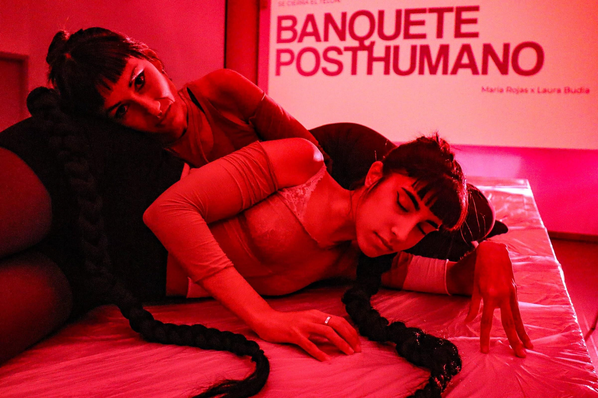 María Rojas y Laura Budia en la perfomance Banquete Posthumano