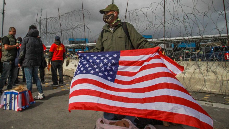 Mexicanos y migrantes celebran el triunfo de Biden en la frontera de Tijuana