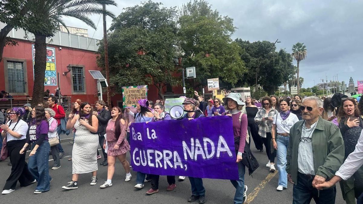 Las activistas de Alternativa Antimilitarista-MOC portan una pancarta contra la guerra en la marcha del 8M en Las Palmas de Gran Canaria.