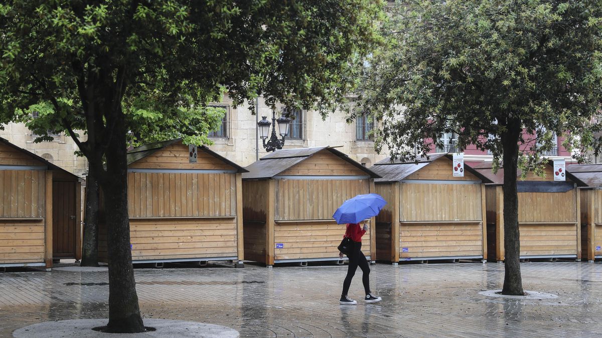 Fotografía de archivo de una mujer con paraguas en la plaza de Porlier de Oviedo, el pasado mes de junio.