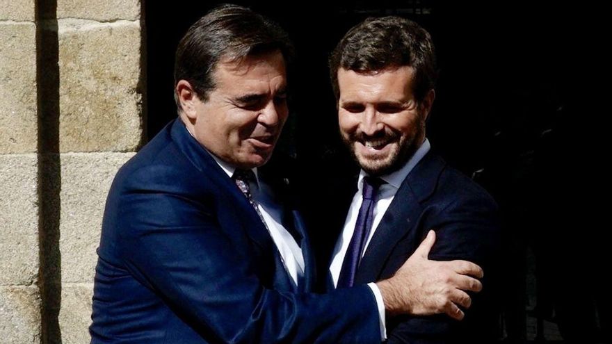 El vicepresidente de la Comisión Europea Margaritis Schinas, y el presidente del PP español, Pablo Casado.