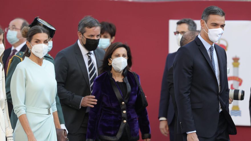 La reina Letizia (1i), la ministra de Defensa, Margarita Robles (3i), y el presidente del Gobierno, Pedro Sánchez (1d), llegan al acto solemne de homenaje a la bandera nacional y desfile militar en el Día de la Hispanidad