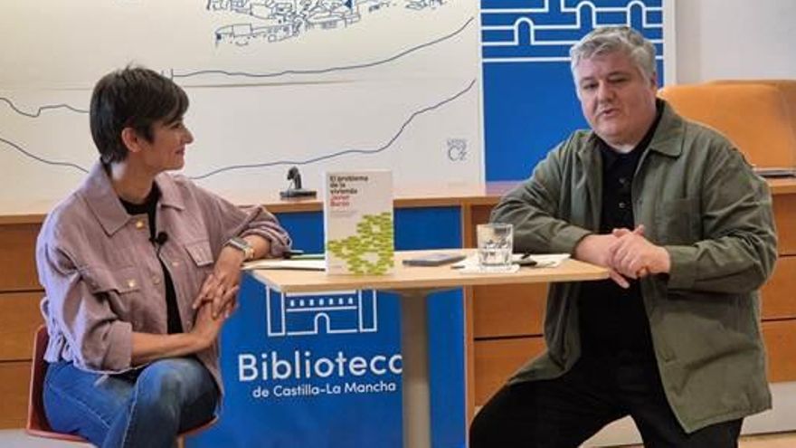 La ministra de Vivienda Isabel Rodríguez y Javier Burón, gerente de la empresa pública de vivienda de Navarra que presentaba libro en Toledo