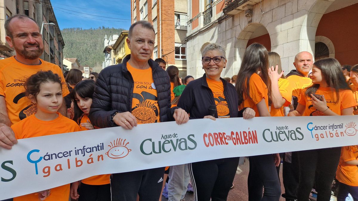 La consejera de Salud, Conchita Saavedra, en el centro, participó el pasado 22 de febrero, en Piloña, en la carrera organizada por la asociación Galbán.
