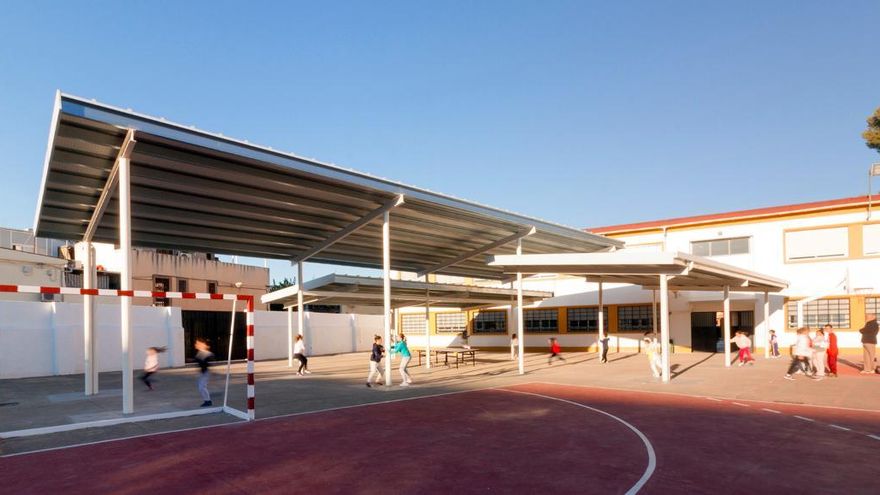 Porches en el patio de Primaria, instalados en 2017.
