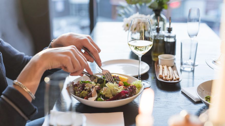 Por qué es mejor cenar y desayunar temprano