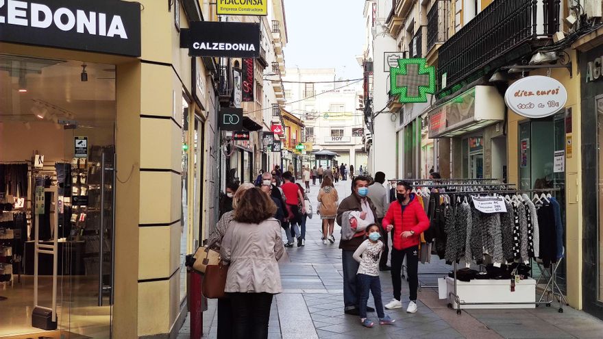 Varias personas con mascarilla en la calle Santa Eulalia de Mérida