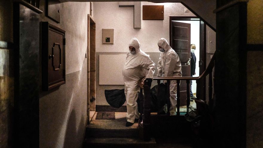 Trabajadores de una funeraria trasladan el cadaver de una persona que falleció en su casa en Lisboa, víctima de la covid-19. EFE/EPA/MARIO CRUZ