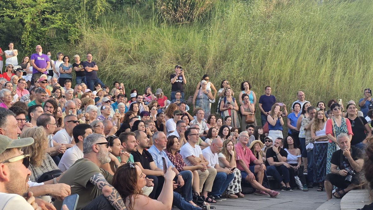 Asistentes al acto de Mónica Oltra y Gabriel Rufián en València.