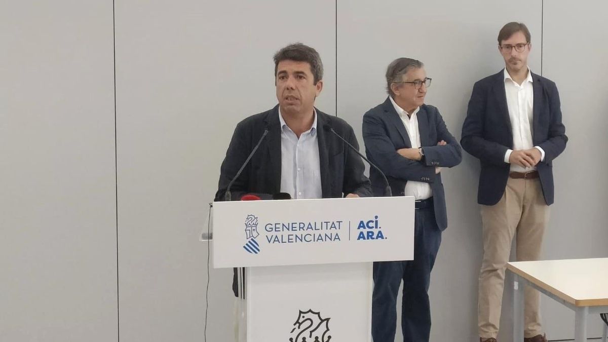 El 'president' de la Generalitat, Carlos Mazón, atiende a los medios de comunicación este viernes en Petrer (Alicante)