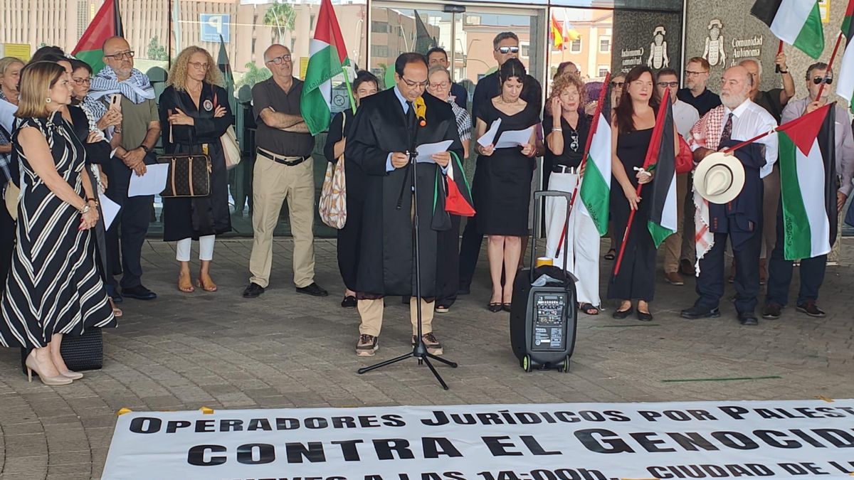 La policía intenta frustrar una concentración pro-palestina de operadores jurídicos en Las Palmas