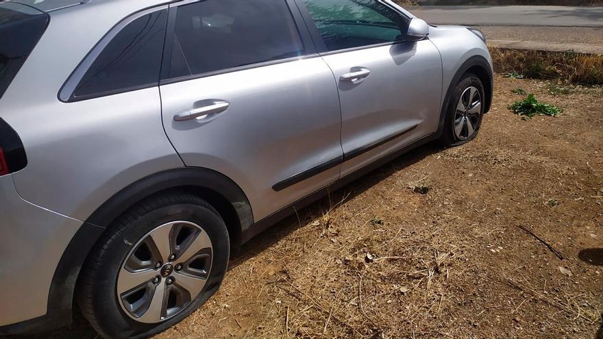Denuncian la vandalización de cuatro vehículos de ecologistas en Trassierra
