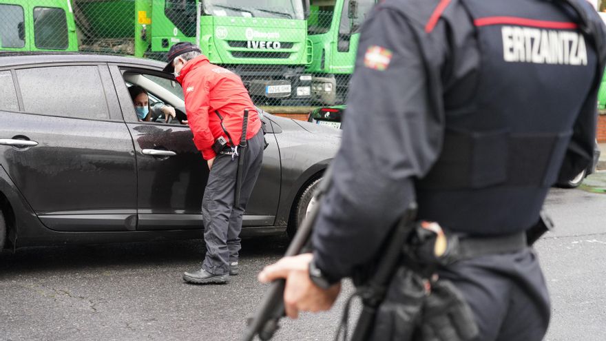 Archivo - La Ertzaintza realiza un control en Bilbao, el día en que Euskadi entra en'zona roja' y se ha declarado en cierre perimetral en la capital vizacaína