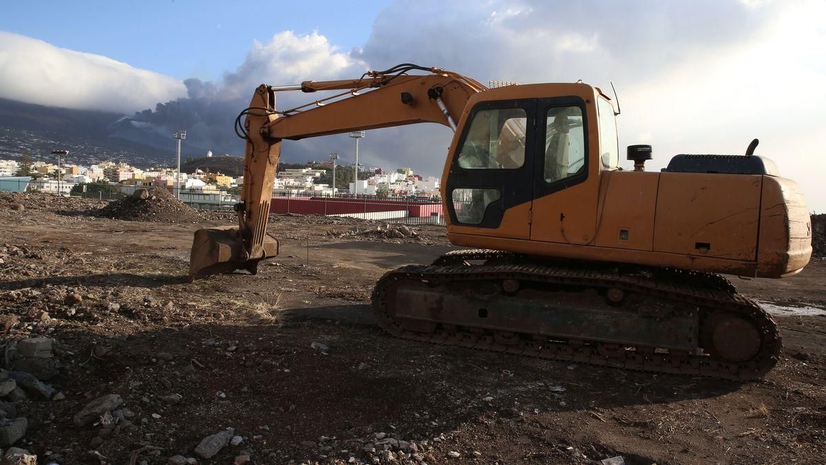 Una excavadora, en el terreno donde se construyeron decenas de viviendas para los afectados del volcán de La Palma.