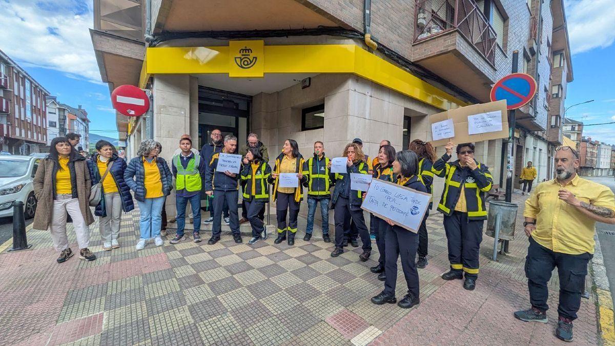 Los carteros de Bembibre protestan contra la excesiva carga de trabajo
