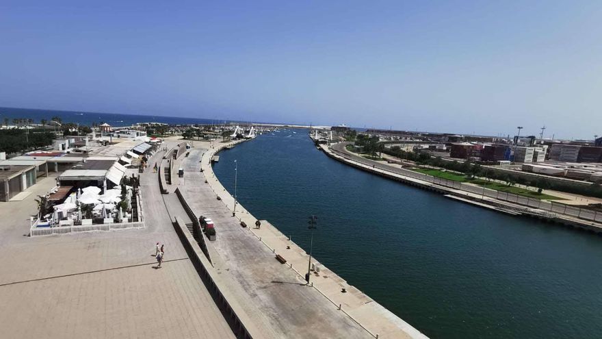 Los restaurantes de la Marina de València se rebelan contra el Ayuntamiento: "Vamos a seguir abiertos, no hay una orden de cierre"