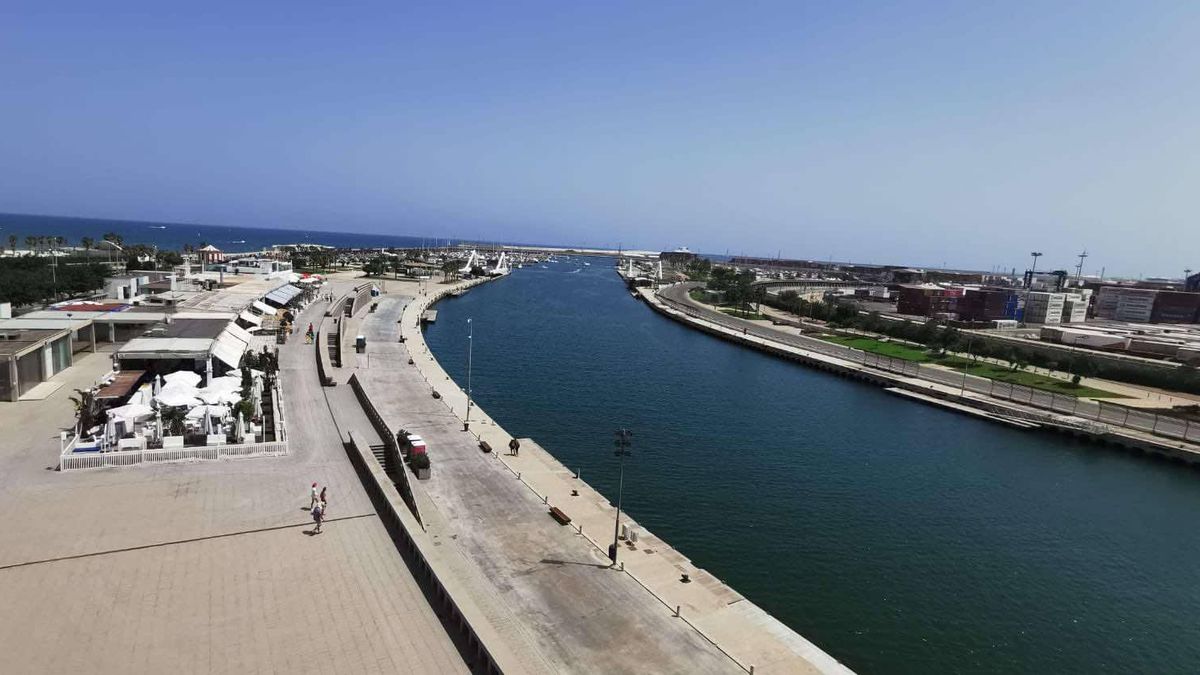 La zona norte de la Marina de València con los locales de hostelería a la izquierda.